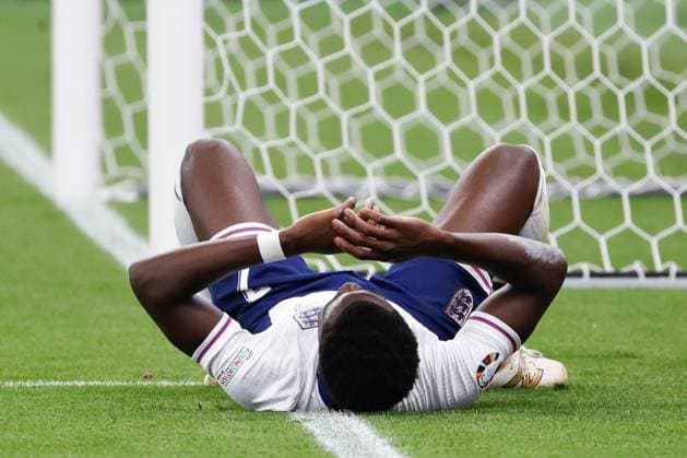 Im Bild: Bukayo Saka (England, 7), Enttaeuschung 20.06.2024, Daenemark vs. England, Europameisterschaft 2024, 2. Spieltag, Deutschland, Frankfurt am Main, Deutsche Bank Park, DFL REGULATIONS PROHIBIT ANY USE OF PHOTOGRAPHS AS IMAGE SEQUENCES AND OR QUASI-VIDEO. Copyright: HMBxMedia xJulienxBecker