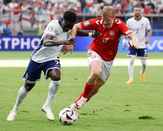 Im Bild: v.li. Bukayo Saka (England, 7) gegen Victor Kristiansen (Denmark, 17) 20.06.2024, Daenemark vs. England, Europameisterschaft 2024, 2. Spieltag, Deutschland, Frankfurt am Main, Deutsche Bank Park, DFL REGULATIONS PROHIBIT ANY USE OF PHOTOGRAPHS AS IMAGE SEQUENCES AND OR QUASI-VIDEO. Copyright: HMBxMedia xJulienxBecker