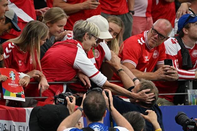 20.06.2024, xsltx, Fussball EM 2024, Dänemark - England emspor, v.l. Trainer Head Coach Kasper Hjulmand (Dänemark Daenemark) bei seiner Familie (DFL DFB REGULATIONS PROHIBIT ANY USE OF PHOTOGRAPHS as IMAGE SEQUENCES and or QUASI-VIDEO) Frankfurt am Main