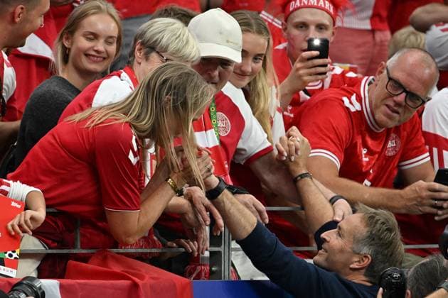20.06.2024, xsltx, Fussball EM 2024, Dänemark - England emspor, v.l. Trainer Head Coach Kasper Hjulmand (Dänemark Daenemark) bei seiner Familie (DFL DFB REGULATIONS PROHIBIT ANY USE OF PHOTOGRAPHS as IMAGE SEQUENCES and or QUASI-VIDEO) Frankfurt am Main