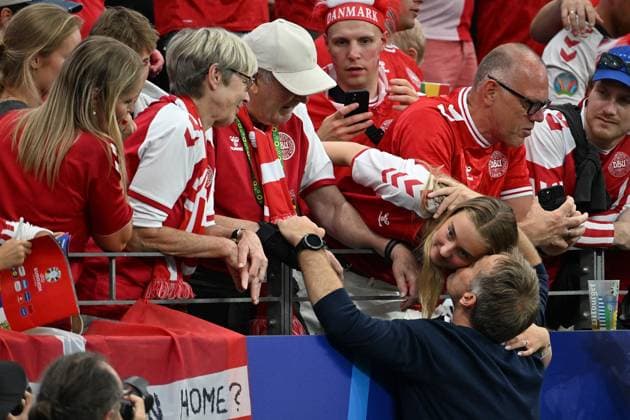 20.06.2024, xsltx, Fussball EM 2024, Dänemark - England emspor, v.l. Trainer Head Coach Kasper Hjulmand (Dänemark Daenemark) bei seiner Familie (DFL DFB REGULATIONS PROHIBIT ANY USE OF PHOTOGRAPHS as IMAGE SEQUENCES and or QUASI-VIDEO) Frankfurt am Main