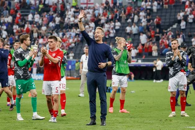 Im Bild: Head-Coach Kasper Hjulmand (Denmark), Daenemark, Team, Applaus, Spielende, Remis, Fans 20.06.2024, Daenemark vs. England, Europameisterschaft 2024, 2. Spieltag, Deutschland, Frankfurt am Main, Deutsche Bank Park, DFL REGULATIONS PROHIBIT ANY USE OF PHOTOGRAPHS AS IMAGE SEQUENCES AND OR QUASI-VIDEO. Copyright: HMBxMedia xJulienxBecker