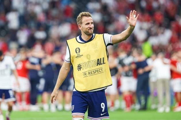 Endstand 1:1 zwischen Daenemark und England Harry Kane (England 09) bedankt sich bei den Fans GER, Denmark (DEN) vs. England (ENG), Fussball Europameisterschaft, UEFA EURO, EM, Europameisterschaft,Fussball 2024, Gruppe C, 2. Spieltag, 20.06.2024 DFB DFL REGULATIONS PROHIBIT ANY USE OF PHOTOGRAPHS AS IMAGE SEQUENCES AND OR QUASI-VIDEO GER, Denmark (DEN) vs. England (ENG), Fussball Europameisterschaft, UEFA EURO 2024, Gruppe C, 2. Spieltag, 20.06.2024 Frankfurt Copyright: xEibner-Pressefoto RogerxBuerkex EP