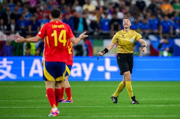 240620 Referee Slavko Vincic during the UEFA EURO, EM, Europameisterschaft,Fussball 2024 Football Championship match between Spain and Italy on June 20, 2024 in Gelsenkirchen. Photo: Jesper Zerman BILDBYRAN kod JZ JZ0544 fotboll football soccer fotball fotbolls-em europamästerskap em uefa euro uefa european football championship euro 2024 spanien spain italy bbeng Copyright: JESPERxZERMAN BB240620JZ051