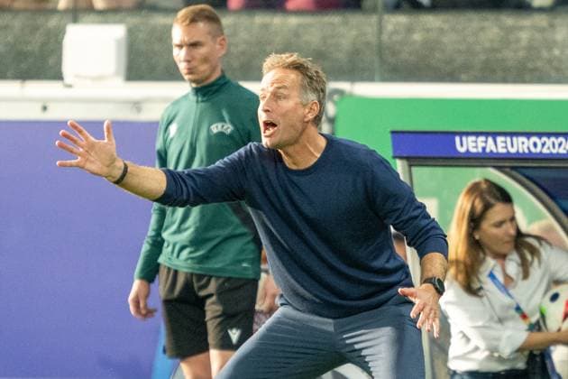 GER, EURO 2024, Gruppe C, Dänemark (DEN) vs England (GBR) 20.06.2024, Frankfurt Arena, Frankfurt, GER, EURO 2024, Gruppe C, Dänemark (DEN) vs England (GBR) Im Bild: Kasper Hjulmand (Dänemark DEN, Head coach); in Rage Dynamik, Aktion, Action, Spielszene; Einzelaktion, Ganzkörper Ganzkoerper; Freisteller, Einzelbild, Aktion, Action, Spielszene;