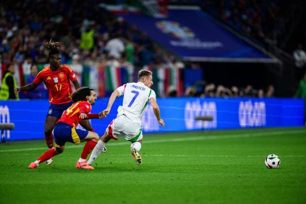 240620 Nicholas Williams and Marc Cucurella of Spain against Davide Frattesi of Italy during the UEFA EURO, EM, Europameisterschaft,Fussball 2024 Football Championship match between Spain and Italy on June 20, 2024 in Gelsenkirchen. Photo: Jesper Zerman BILDBYRAN kod JZ JZ0544 fotboll football soccer fotball fotbolls-em europamästerskap em uefa euro uefa european football championship euro 2024 spanien spain italy bbeng Copyright: JESPERxZERMAN BB240620JZ060