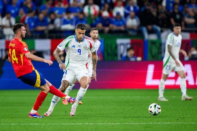 240620 Aymeric Laporte of Spain and Gianluca Scamacca of Italy during the UEFA EURO, EM, Europameisterschaft,Fussball 2024 Football Championship match between Spain and Italy on June 20, 2024 in Gelsenkirchen. Photo: Jesper Zerman BILDBYRAN kod JZ JZ0544 fotboll football soccer fotball fotbolls-em europamästerskap em uefa euro uefa european football championship euro 2024 spanien spain italy bbeng Copyright: JESPERxZERMAN BB240620JZ063