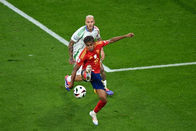 GELSENKIRCHEN - (l-r) Lamine Yamal of Spain, Federico Dimarco of Italy during the UEFA EURO, EM, Europameisterschaft,Fussball 2024 group B match between Spain and Italy at the Arena AufSchalke on June 20, 2024 in Gelsenkirchen, Germany. ANP Hollandse Hoogte UEFA EURO 2024 2024 xVIxANPxSportx xGerritxvanxKeulenxIVx 501607967 originalFilename: 501607967.jpg