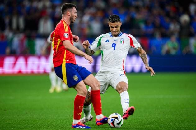 240620 Aymeric Laporte of Spain and Gianluca Scamacca of Italy during the UEFA EURO, EM, Europameisterschaft,Fussball 2024 Football Championship match between Spain and Italy on June 20, 2024 in Gelsenkirchen. Photo: Jesper Zerman BILDBYRAN kod JZ JZ0544 fotboll football soccer fotball fotbolls-em europamästerskap em uefa euro uefa european football championship euro 2024 spanien spain italy bbeng Copyright: JESPERxZERMAN BB240620JZ066