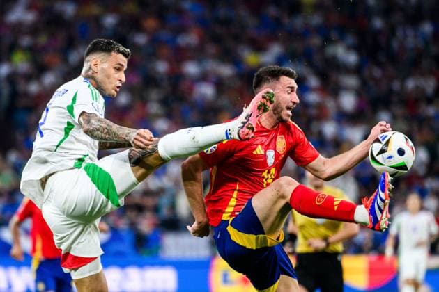 240620 Gianluca Scamacca of Italy and Aymeric Laporte of Spain during the UEFA EURO, EM, Europameisterschaft,Fussball 2024 Football Championship match between Spain and Italy on June 20, 2024 in Gelsenkirchen. Photo: Jesper Zerman BILDBYRAN kod JZ JZ0544 fotboll football soccer fotball fotbolls-em europamästerskap em uefa euro uefa european football championship euro 2024 spanien spain italy bbeng Copyright: JESPERxZERMAN BB240620JZ069