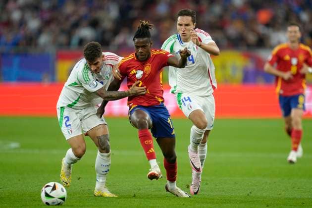 Spain v Italy: Group B - UEFA EURO, EM, Europameisterschaft,Fussball 2024 Giovanni Di Lorenzo right-back of Italy and SSC Napoli and Federico Chiesa left winger of Italy and Juventus FC and Nico Williams left winger of Spain and Athletic Club Bilbao compete for the ball during the UEFA EURO 2024 group stage match between Spain and Italy at Arena AufSchalke on June 20, 2024 in Gelsenkirchen, Germany. Gelsenkirchen Germany  Copyright: xJosexBretonx originalFilename:breton-spainvit240620_npsy5.jpg