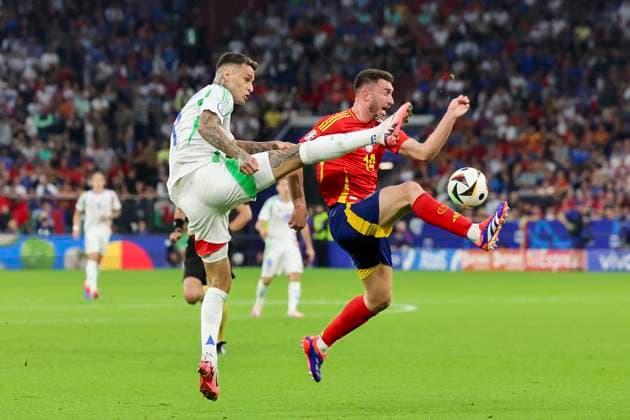 Gianluca Scamacca (Italy) und Aymeric Laporte (Spain) kaempfen um den Ball, UEFA EURO, EM, Europameisterschaft,Fussball 2024 - Group B, Spain vs Italy, Arena AufSchalke, 20.06.2024, Gelsenkirchen, Deutschland.
