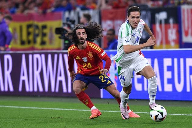Fußball UEFA EURO, EM, Europameisterschaft,Fussball 2024 Gruppenphase 2. Spieltag Spanien - Italien am 20.06.2024 in der Arena AufSchalke in Gelsenkirchen Marc Cucurella ( Spanien ), links - Federico Chiesa ( Italien ), rechts