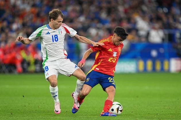 EM 2024: Spanien - Italien am 20.06.2024 in der Veltins Arena in Gelsenkirchen Nicolo Barella (ITA) and Pedri (ESP)