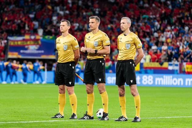 UEFA EURO, EM, Europameisterschaft,Fussball 2024: Spanien - Italien; 20.06.2024 Das Schiedsrichtergespann Schiedsrichterassistent Andraz Kovacic (SVN), Schiedsrichter Slavko Vincic (SVN), Schiedsrichterassistent Tomaz Klancnik (SVN) UEFA EURO 2024: Spanien - Italien; Stadion AufSchalke, Gelsenkirchen am 20.06.2024 Copyright: xBEAUTIFULxSPORTS Meuselx