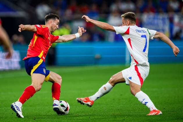 240620 Fabian Ruiz Pena of Spain and Davide Frattesi of Italy during the UEFA EURO, EM, Europameisterschaft,Fussball 2024 Football Championship match between Spain and Italy on June 20, 2024 in Gelsenkirchen. Photo: Jesper Zerman BILDBYRAN kod JZ JZ0544 fotboll football soccer fotball fotbolls-em europamästerskap em uefa euro uefa european football championship euro 2024 spanien spain italy bbeng Copyright: JESPERxZERMAN BB240620JZ073