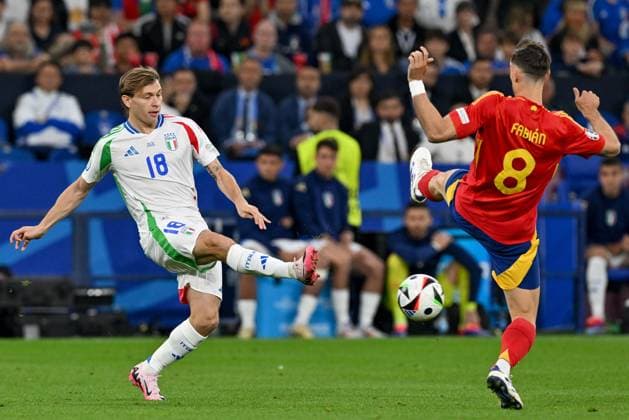240620 EURO2024 SPAIN VS ITALY Nicolo Barella (18) of Italy fighting for the ball with Fabian Ruiz (8) of Spain during a soccer game between the national teams of Spain and Italy on the 2nd matchday in Group B in the group stage of the UEFA EURO, EM, Europameisterschaft,Fussball 2024 tournament , on Thursday 20 June 2024 in Gelsenkirchen , Germany . PHOTO SPORTPIX David Catry GELSENKIRCHEN GERMANY  Copyright: xx 465551