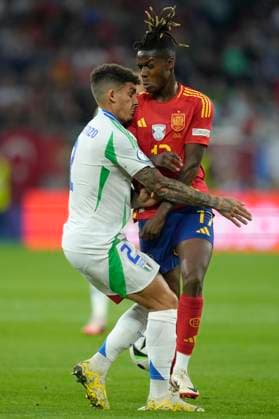 Spain v Italy: Group B - UEFA EURO, EM, Europameisterschaft,Fussball 2024 Giovanni Di Lorenzo right-back of Italy and SSC Napoli and Nico Williams left winger of Spain and Athletic Club Bilbao compete for the ball during the UEFA EURO 2024 group stage match between Spain and Italy at Arena AufSchalke on June 20, 2024 in Gelsenkirchen, Germany. Gelsenkirchen Germany  Copyright: xJosexBretonx originalFilename:breton-spainvit240620_np5S0.jpg
