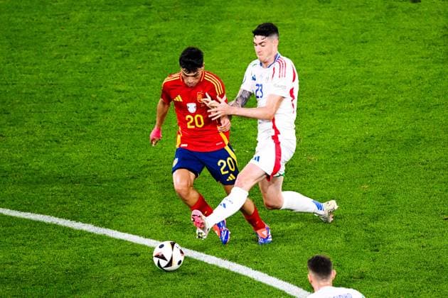 GELSENKIRCHEN - (l-r) Pedri of Spain, Alessandro Bastoni of Italy during the UEFA EURO, EM, Europameisterschaft,Fussball 2024 group B match between Spain and Italy at the Arena AufSchalke on June 20, 2024 in Gelsenkirchen, Germany. ANP Hollandse Hoogte UEFA EURO 2024 2024 xVIxANPxSportx xGerritxvanxKeulenxIVx 501608545 originalFilename: 501608545.jpg