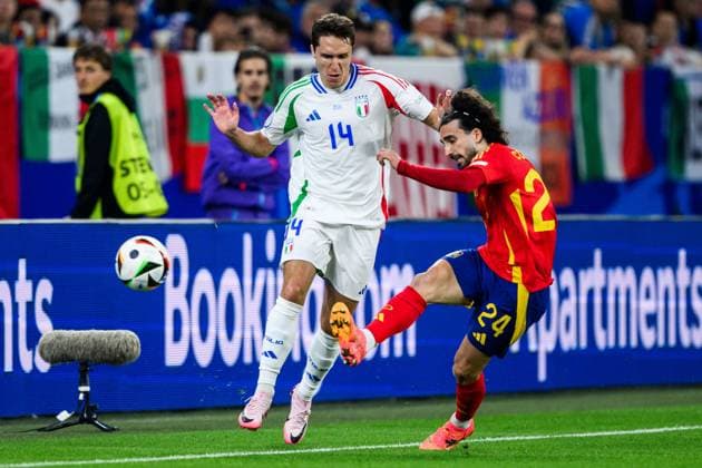 240620 Federico Chiesa of Italy and Marc Cucurella of Spain during the UEFA EURO, EM, Europameisterschaft,Fussball 2024 Football Championship match between Spain and Italy on June 20, 2024 in Gelsenkirchen. Photo: Jesper Zerman BILDBYRAN kod JZ JZ0544 fotboll football soccer fotball fotbolls-em europamästerskap em uefa euro uefa european football championship euro 2024 spanien spain italy bbeng Copyright: JESPERxZERMAN BB240620JZ076