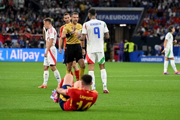 20.06.2024, xjhx, Fussball EM 2024, Spanien - Italien emspor, v.l. Schiedsrichter Referee Slavko Vincic Gianluca Scamacca (Italien) Aymeric Laporte Fevre (Spanien) (UEFA REGULATIONS PROHIBIT ANY USE OF PHOTOGRAPHS as IMAGE SEQUENCES and or QUASI-VIDEO) Gelsenkirchen