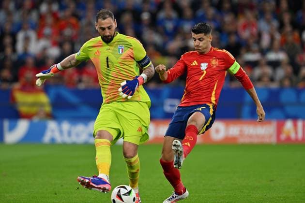 240620 EURO2024 SPAIN VS ITALY goalkeeper Gianluigi Donnarumma (1) of Italy fighting for the ball with Alvaro Morata (7) of Spain during a soccer game between the national teams of Spain and Italy on the 2nd matchday in Group B in the group stage of the UEFA EURO, EM, Europameisterschaft,Fussball 2024 tournament , on Thursday 20 June 2024 in Gelsenkirchen , Germany . PHOTO SPORTPIX David Catry GELSENKIRCHEN GERMANY  Copyright: xx 465555