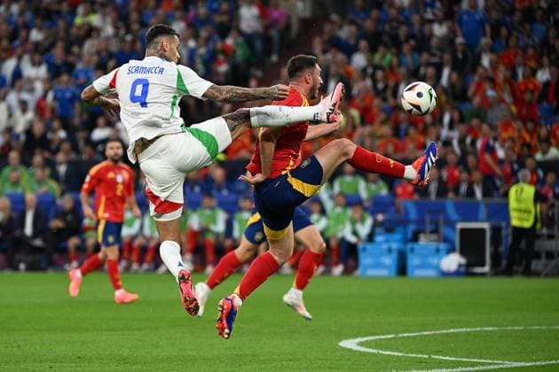 20.06.2024, xjhx, Fussball EM 2024, Spanien - Italien emspor, v.l. Gianluca Scamacca (Italien) Aymeric Laporte Fevre (Spanien) Zweikampf, Aktion, action, battle for the ball (UEFA REGULATIONS PROHIBIT ANY USE OF PHOTOGRAPHS as IMAGE SEQUENCES and or QUASI-VIDEO) Gelsenkirchen