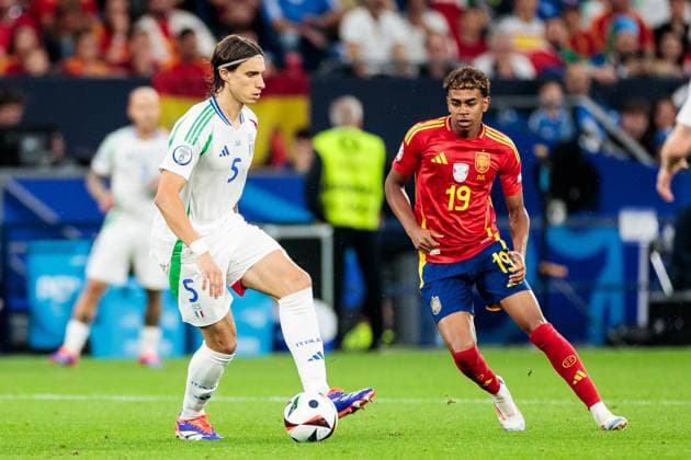 UEFA EURO, EM, Europameisterschaft,Fussball 2024: Spanien - Italien; 20.06.2024 Zweikampf Riccardo Calafiori (Italien, 5), Lamine Yamal (Spanien, 19) UEFA EURO 2024: Spanien - Italien; Stadion AufSchalke, Gelsenkirchen am 20.06.2024 Copyright: xBEAUTIFULxSPORTS Meuselx
