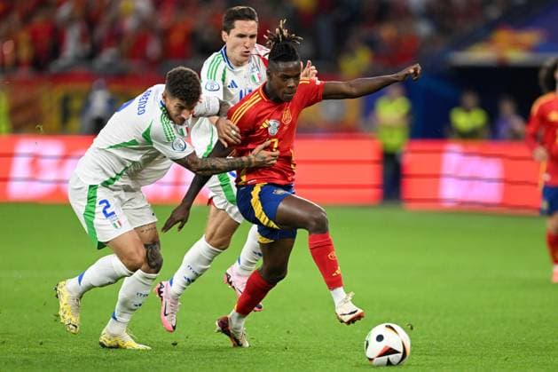EM 2024: Spanien - Italien am 20.06.2024 in der Veltins Arena in Gelsenkirchen Giovanni Di Lorenzo (ITA) and Nico Williams (ESP).