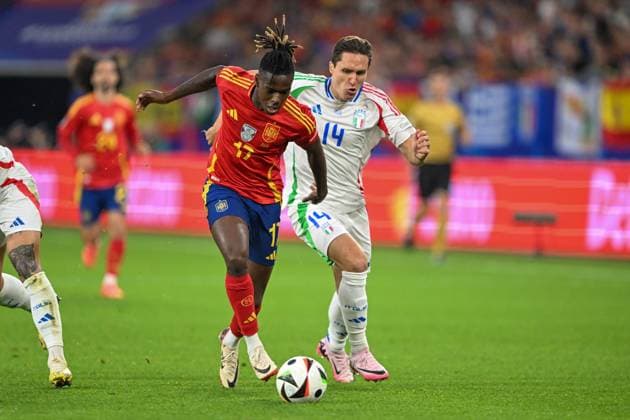 EM 2024: Spanien - Italien am 20.06.2024 in der Veltins Arena in Gelsenkirchen Federico Chiesa (ITA) and Nico Williams (ESP).