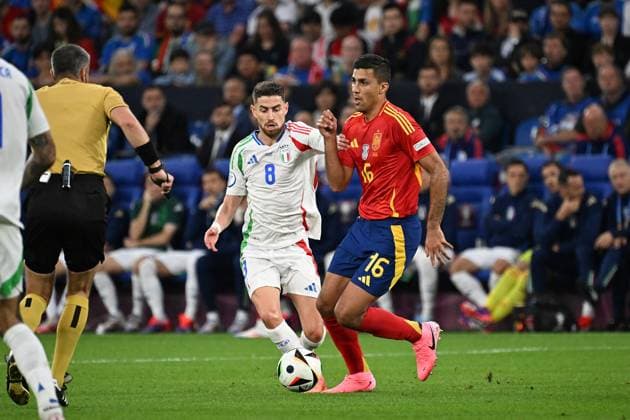 20.06.2024, xjhx, Fussball EM 2024, Spanien - Italien emspor, v.l. Jorge Luiz Frelle Filho Jorginho (Italien) Rodrigo Hernandez Cascante (Spanien) Zweikampf, Aktion, action, battle for the ball (UEFA REGULATIONS PROHIBIT ANY USE OF PHOTOGRAPHS as IMAGE SEQUENCES and or QUASI-VIDEO) Gelsenkirchen