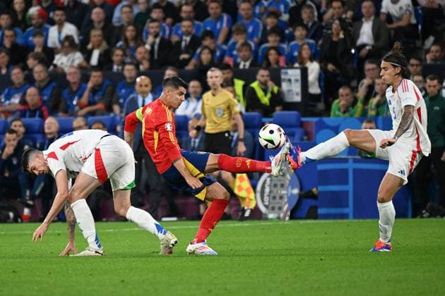 20.06.2024, xjhx, Fussball EM 2024, Spanien - Italien emspor, v.l. Alvaro Borja Morata Martin (Spanien) Riccardo Calafiori (Italien) Zweikampf, Aktion, action, battle for the ball (UEFA REGULATIONS PROHIBIT ANY USE OF PHOTOGRAPHS as IMAGE SEQUENCES and or QUASI-VIDEO) Gelsenkirchen