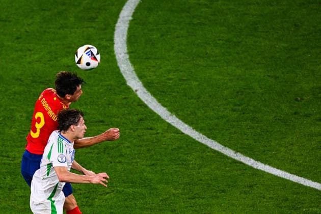 GELSENKIRCHEN - (l-r) Robin Le Normand of Spain, Nicolo Barella of Italy during the UEFA EURO, EM, Europameisterschaft,Fussball 2024 group B match between Spain and Italy at the Arena AufSchalke on June 20, 2024 in Gelsenkirchen, Germany. ANP Hollandse Hoogte UEFA EURO 2024 2024 xVIxANPxSportx xGerritxvanxKeulenxIVx 501608756 originalFilename: 501608756.jpg