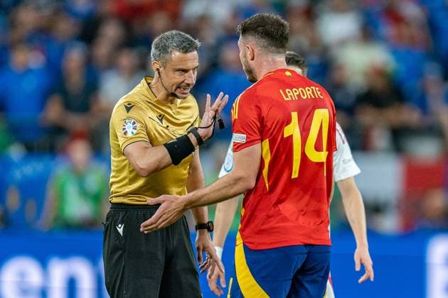 Slavko Vincic (Referee) und Aymeric Laporte (Spanien, 14) Spanien vs. Italien, Herren, Fussball, 2. Spieltag, EURO 2024, 20.06.2024, Europameisterschaft, Gruppe B Spanien vs. Italien, Herren, Fussball, 2. Spieltag, EURO 2024, 20.06.2024, Europameisterschaft, Gruppe B Gelsenkirchen Copyright: xEibner-Pressefoto BahhoxKarax EP_SPA