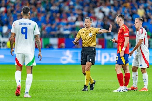 Slavko Vincic (Referee) und Gianluca Scamacca (Italien, 09) Spanien vs. Italien, Herren, Fussball, 2. Spieltag, EURO 2024, 20.06.2024, Europameisterschaft, Gruppe B Spanien vs. Italien, Herren, Fussball, 2. Spieltag, EURO 2024, 20.06.2024, Europameisterschaft, Gruppe B Gelsenkirchen Copyright: xEibner-Pressefoto BahhoxKarax EP_SPA