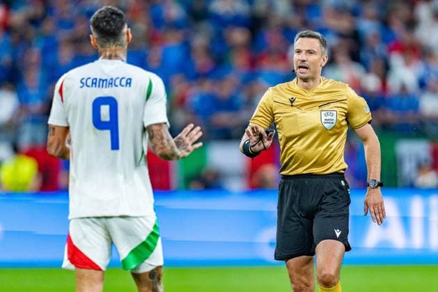 Slavko Vincic (Referee) und Gianluca Scamacca (Italien, 09) Spanien vs. Italien, Herren, Fussball, 2. Spieltag, EURO 2024, 20.06.2024, Europameisterschaft, Gruppe B Spanien vs. Italien, Herren, Fussball, 2. Spieltag, EURO 2024, 20.06.2024, Europameisterschaft, Gruppe B Gelsenkirchen Copyright: xEibner-Pressefoto BahhoxKarax EP_SPA