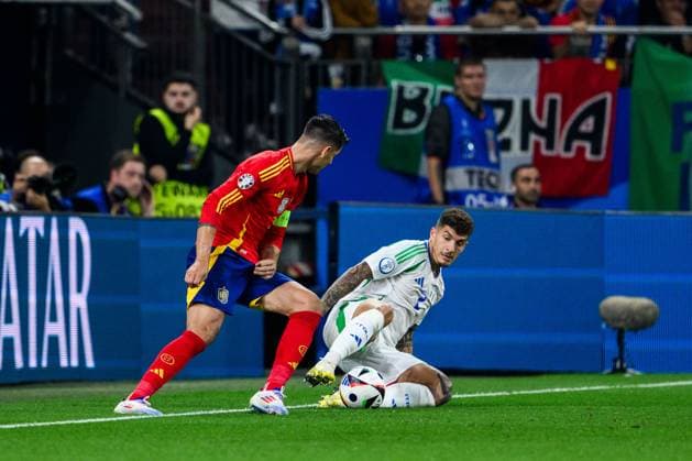 240620 Alvaro Morata of Spain and Giovanni Di Lorenzo of Italy during the UEFA EURO, EM, Europameisterschaft,Fussball 2024 Football Championship match between Spain and Italy on June 20, 2024 in Gelsenkirchen. Photo: Jesper Zerman BILDBYRAN kod JZ JZ0544 fotboll football soccer fotball fotbolls-em europamästerskap em uefa euro uefa european football championship euro 2024 spanien spain italy bbeng Copyright: JESPERxZERMAN BB240620JZ086