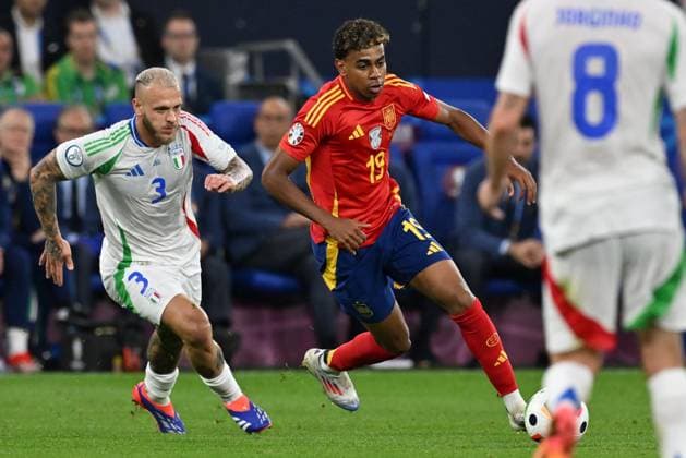 240620 EURO2024 SPAIN VS ITALY Federico Dimarco (3) of Italy defending on Lamine Yamal (19) of Spain during a soccer game between the national teams of Spain and Italy on the 2nd matchday in Group B in the group stage of the UEFA EURO, EM, Europameisterschaft,Fussball 2024 tournament , on Thursday 20 June 2024 in Gelsenkirchen , Germany . PHOTO SPORTPIX David Catry GELSENKIRCHEN GERMANY  Copyright: xx 465563