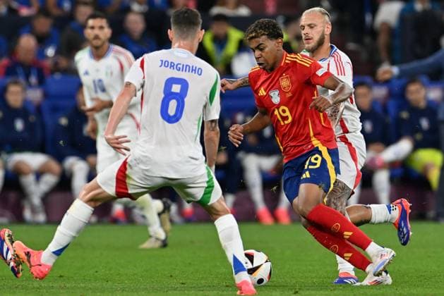 240620 EURO2024 SPAIN VS ITALY Federico Dimarco (3) of Italy defending on Lamine Yamal (19) of Spain during a soccer game between the national teams of Spain and Italy on the 2nd matchday in Group B in the group stage of the UEFA EURO, EM, Europameisterschaft,Fussball 2024 tournament , on Thursday 20 June 2024 in Gelsenkirchen , Germany . PHOTO SPORTPIX David Catry GELSENKIRCHEN GERMANY  Copyright: xx 465564