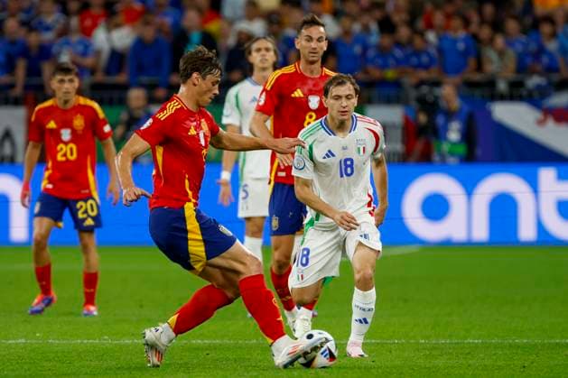 Spain s Robin Le Normand (L) in action against Italy s Nicolò Barella (R) during the UEFA EURO, EM, Europameisterschaft,Fussball 2024 group B soccer match between Spain and Italy, in Gelsenkirchen, Germany, 20 June 2024. UEFA EURO 2024 - Group B: Spain vs. Italy !ACHTUNG: NUR REDAKTIONELLE NUTZUNG!  Copyright: xJ.J.xGuillenx GRAF4264 20240620-55013931114_1