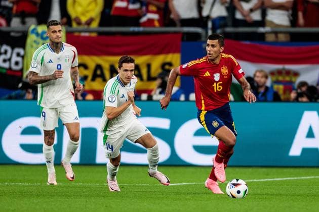 UEFA EURO, EM, Europameisterschaft,Fussball 2024: Spanien - Italien; 20.06.2024 Zweikampf Federico Chiesa (Italien, 14), Rodri (Spanien, 16) UEFA EURO 2024: Spanien - Italien; Stadion AufSchalke, Gelsenkirchen am 20.06.2024 Copyright: xBEAUTIFULxSPORTS Meuselx