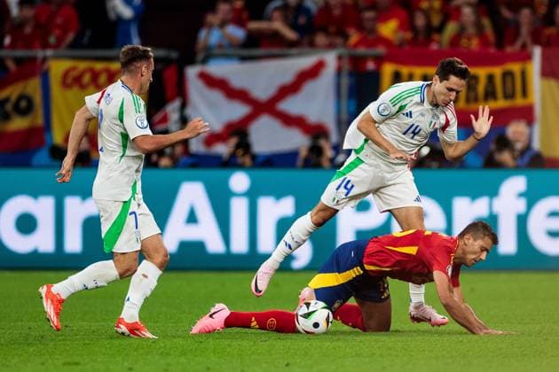 UEFA EURO, EM, Europameisterschaft,Fussball 2024: Spanien - Italien; 20.06.2024 Zweikampf Federico Chiesa (Italien, 14), Rodri (Spanien, 16) UEFA EURO 2024: Spanien - Italien; Stadion AufSchalke, Gelsenkirchen am 20.06.2024 Copyright: xBEAUTIFULxSPORTS Meuselx