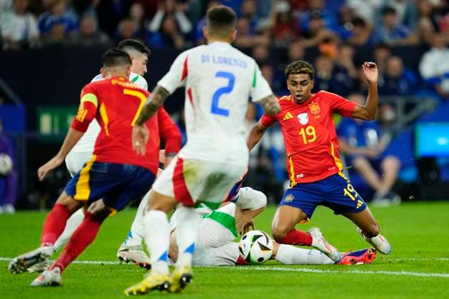 Spain v Italy: Group B - UEFA EURO, EM, Europameisterschaft,Fussball 2024 Lamine Yamal right winger of Spain and FC Barcelona, Barca in action during the UEFA EURO 2024 group stage match between Spain and Italy at Arena AufSchalke on June 20, 2024 in Gelsenkirchen, Germany. Gelsenkirchen Germany  Copyright: xJosexBretonx originalFilename:breton-spainvit240620_npVys.jpg