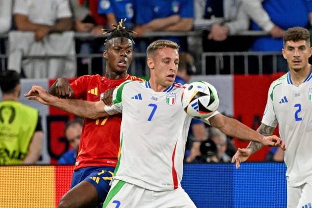 20.06.2024, xjhx, Fussball EM 2024, Spanien - Italien emspor, v.l. Nicholas Williams Arthuer Jr. (Spanien) Davide Frattesi (Italien) Zweikampf, Aktion, action, battle for the ball (UEFA REGULATIONS PROHIBIT ANY USE OF PHOTOGRAPHS as IMAGE SEQUENCES and or QUASI-VIDEO) Gelsenkirchen