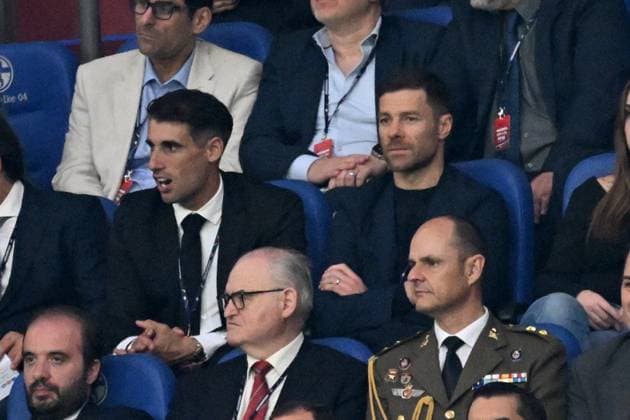 20.06.2024, xjhx, Fussball EM 2024, Spanien - Italien emspor, v.l. Javi Martinez und Trainer Xabi Alonso (Bayer Leverkusen) (UEFA REGULATIONS PROHIBIT ANY USE OF PHOTOGRAPHS as IMAGE SEQUENCES and or QUASI-VIDEO) Gelsenkirchen