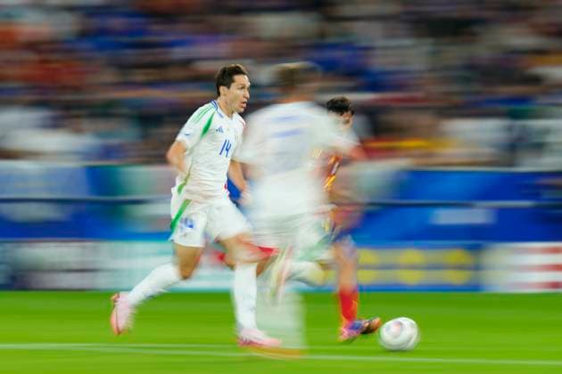Spain v Italy: Group B - UEFA EURO, EM, Europameisterschaft,Fussball 2024 Federico Chiesa left winger of Italy and Juventus FC in action during the UEFA EURO 2024 group stage match between Spain and Italy at Arena AufSchalke on June 20, 2024 in Gelsenkirchen, Germany. Gelsenkirchen Germany  Copyright: xJosexBretonx originalFilename:breton-spainvit240620_npd1n.jpg