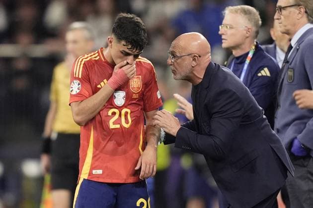 Spain s head coach Luis de la Fuente and Spain s Pedri during the Euro 2024 soccer match between Spain and Italy at the Veltins Arena Stadion, Gelsenkirchen, Germany - Thursday 20, June 2024. - Soccer.  Copyright: xFabioxFerrari LaPressex