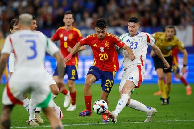 Spain s Pedri (C) in action against Italy s Alessandro Bastoni (2R) during the UEFA EURO, EM, Europameisterschaft,Fussball 2024 group B soccer match between Spain and Italy, in Gelsenkirchen, Germany, 20 June 2024. UEFA EURO 2024 - Group B: Spain vs. Italy !ACHTUNG: NUR REDAKTIONELLE NUTZUNG!  Copyright: xAlbertoxEstévezx GRAF4270 20240620-55013931149_1