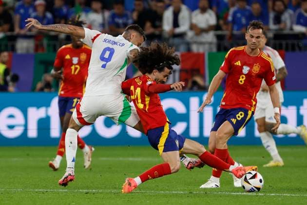 Spain s Marc Cucurella (2R) in action against Italy s Gianluca Scamacca (L) during the UEFA EURO, EM, Europameisterschaft,Fussball 2024 group B soccer match between Spain and Italy, in Gelsenkirchen, Germany, 20 June 2024. UEFA EURO 2024 - Group B: Spain vs. Italy !ACHTUNG: NUR REDAKTIONELLE NUTZUNG!  Copyright: xJ.J.xGuillenx GRAF4266 20240620-55013931151_1