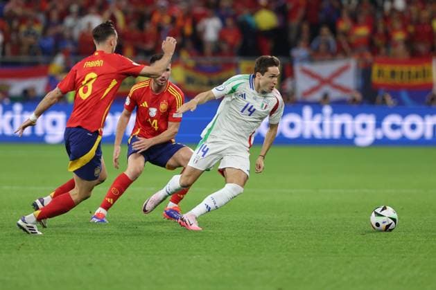 Gelsenkirchen, Germany 20.06.2024: Federico Chiesa of Italy, Aymeric Laporte of Spain during the UEFA EURO, EM, Europameisterschaft,Fussball 2024 group stage B football match between Spain vs Italy at Veltins Arena stadium in Gelsenkirchen.  Copyright: xx xx IPA_Agency_IPA47319819